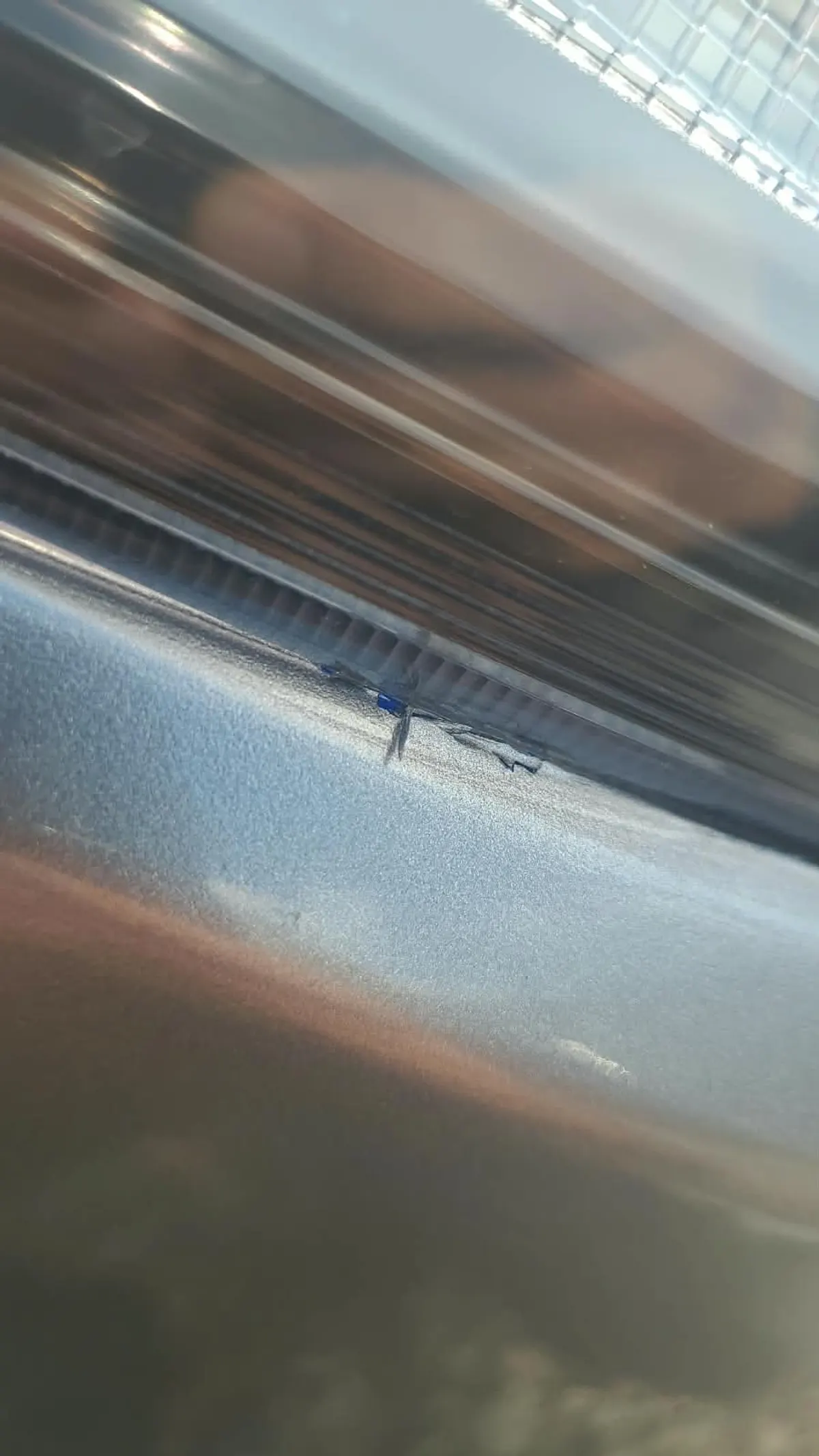 Blaue Farbe im Riss – Dieselbe Stelle aus der Nähe