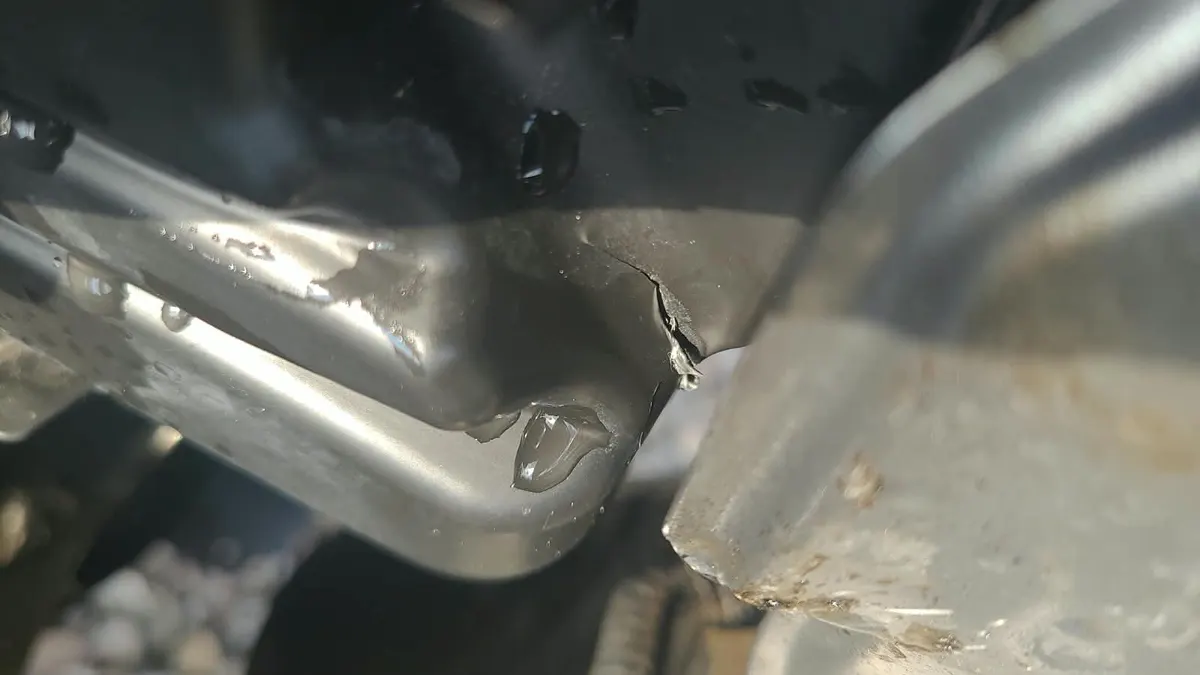 Geknicktes Blech – Unter dem Vorderwagen